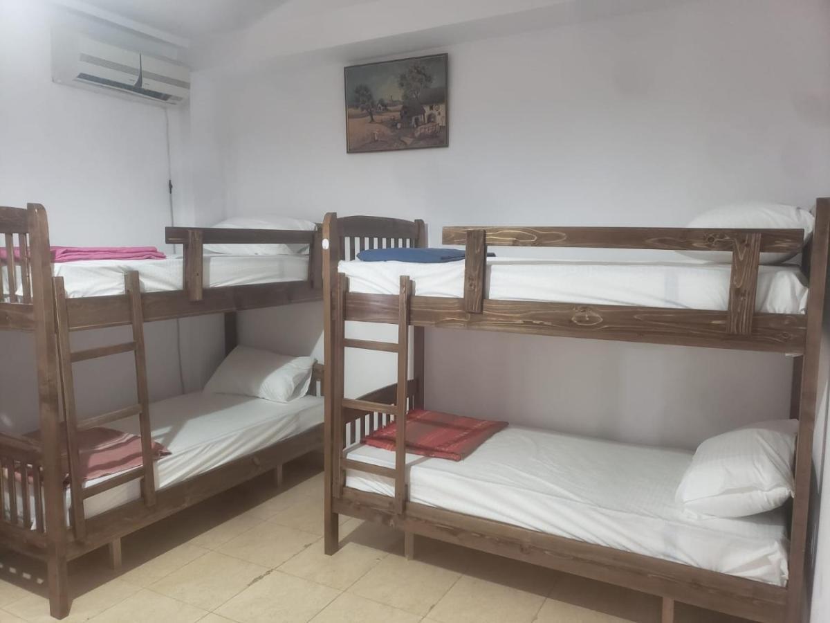 Hostel Split Rock 地拉那 外观 照片